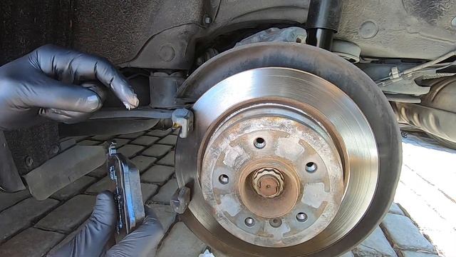 BMW E87 Rear Brake Pad Replacement смотреть онлайн
