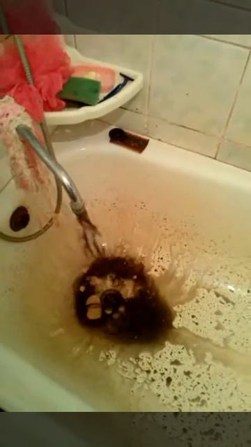 В Актау из под крана течёт нефть))) смотреть онлайн