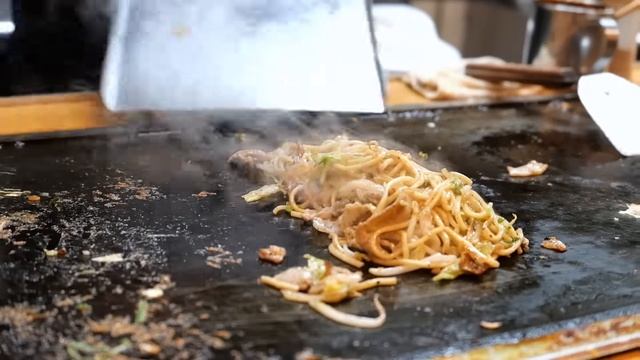 Японская еда - Лучший омлет со свиной отбивной в Осаке! окономияки Япония смотреть онлайн