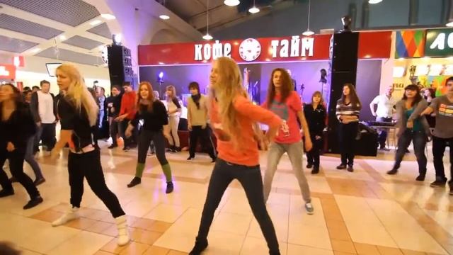 Танцевальный флешмоб в ТРЦ 'Dream Town' смотреть онлайн