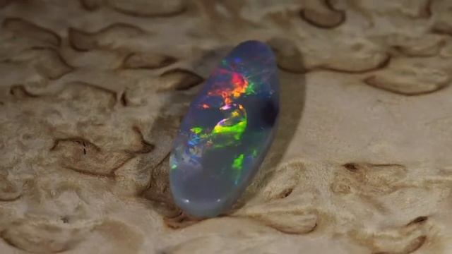 Яркий темный опал с редким рисунком. смотреть онлайн