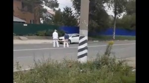 Справила нужду на дороге