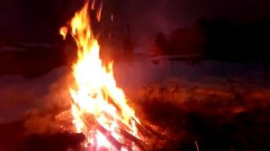 Греемся у костра. Всем тепла в морозную ночь!