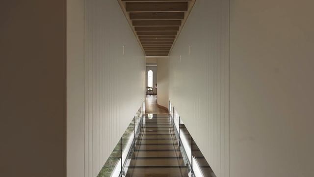 How a Bridge Suspends Over the Courtyard in This Victorian Terrace House смотреть онлайн