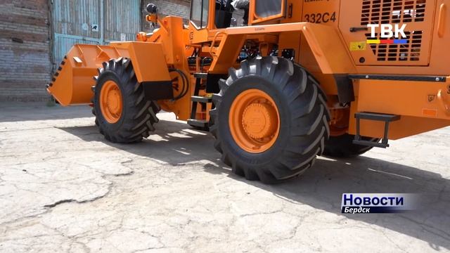 Пополняется автопарк спецтехники: в Бердске приобрели новый погрузчик