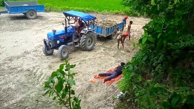 Five Man loading soil in Powertrac Euro Plus Tractor trolley after Tractor lifting stuck and stunt смотреть онлайн