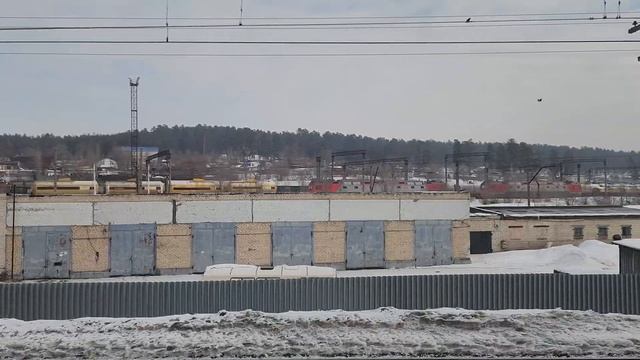 Локомотивы станции Жигулёвское море при отправлении| из окна поезда