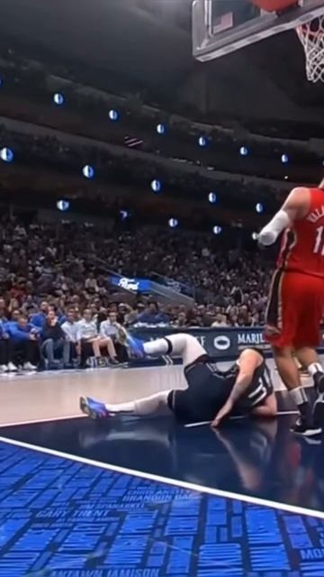 Luka Doncic left tonight’s game after this fall 😳 смотреть онлайн