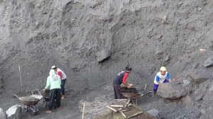 Строительство, шахтёры прокладывают дорогу, и ещё один день в карьере