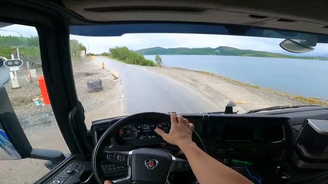 POV Driving Scania S540 - Skjervoy island Rv.866 (Driving in the rain) смотреть онлайн