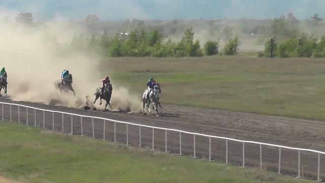 Скаковой день 12 июня. Дистанция 2400 м. Конст Холидей смотреть онлайн