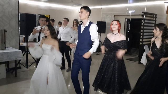 танец детей, флэшмоб, на выпускном вечере