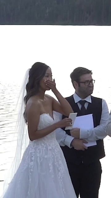 Grizzly Bear Interrupts Wedding Ceremony in Glacier National Park #shorts смотреть онлайн