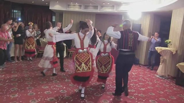 Как младоженец играе за своята кума? смотреть онлайн