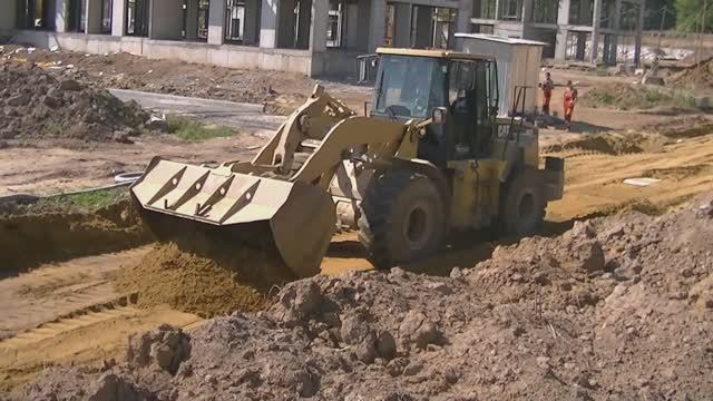 Погрузчик Cat 962G перевозит и распределяет песок смотреть онлайн