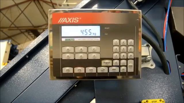 Видео упаковки лука в сетку   мешок сеткозашивкой R1 смотреть онлайн