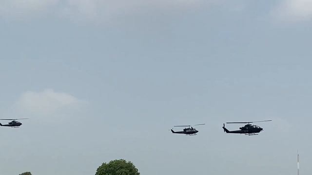 Bell212 & Ah-1 Cobra helicopter смотреть онлайн