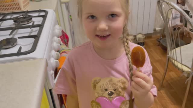 Даринка делает леденец петушок из сахара