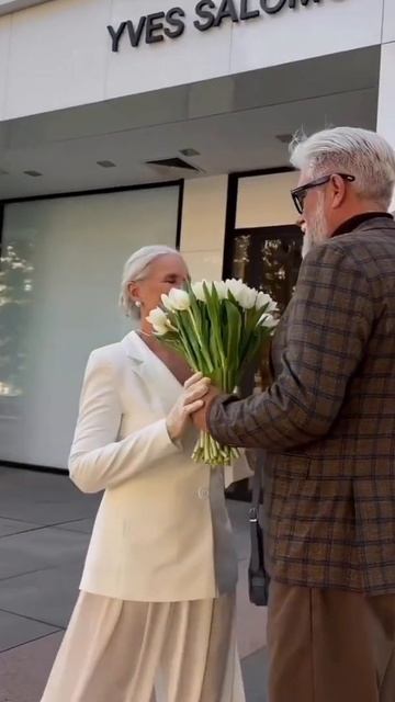 песня  Дарите женщинам цветы