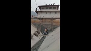 Строительство, разгрузка баржи