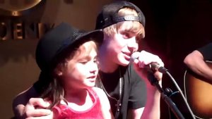 ДЖАСТИН БИБЕР ПОЕТ С МАЛЕНЬКОЙ ДЕВОЧКОЙ BABY/ JUSTIN BIEBER - BABY