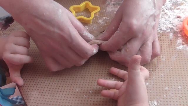 Делаем печеньки вместе с бабулей смотреть онлайн