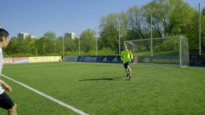 5 способов прокинуть между ног в большом футболе
