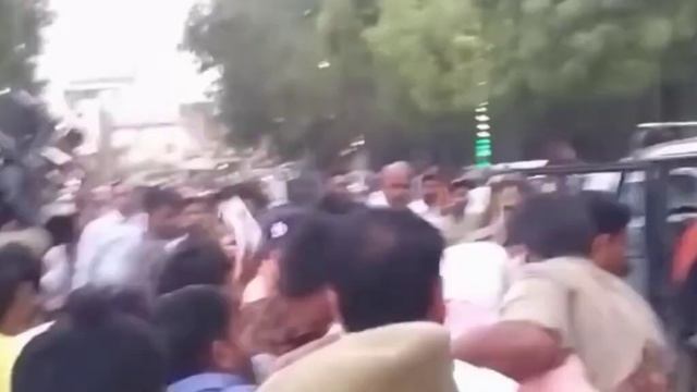 Samar singh varansi court me peshi ke bad bahar muh chupa ke kyu niklaa Live video hua viral 2023