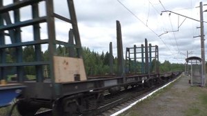 2ЭС10-049 с сочленёнными цистернами и сочленённой платформой и грузовым поездом