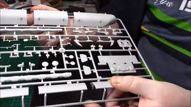 Un-Boxing of The Trumpeter E100 Stug смотреть онлайн