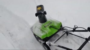 Классный сетевой от розетки электрический снегоуборщик ЭЛЕКТРОЛОПАТА уборки снега greenworks SN2300