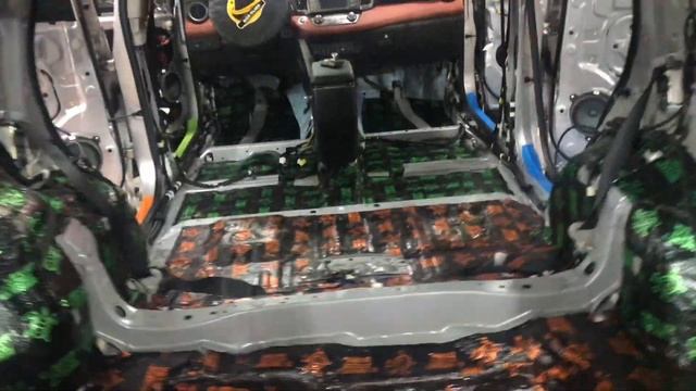 Toyota RAV4 установили дополнительную шумоизоляцию, чтобы минимизировать количество лишних звуков
