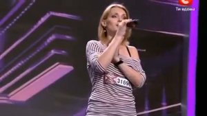 Жюри решили что она поет под фонограмму!!!