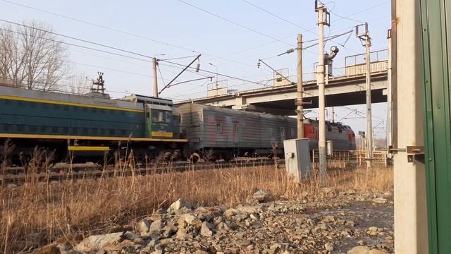Электровоз Э5К-002 с вагоном рельсосмазывателем и тепловозом ТЭМ2УМ-507 смотреть онлайн