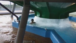 Аквапарк Момент из видео горка Унитаз