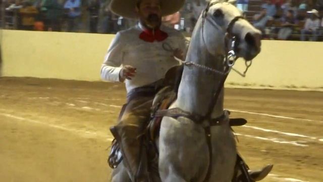 Juan Bañuelos de Hacienda Vieja tumbando cuero de buen lado en 4tos de Final смотреть онлайн