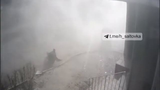 ⚡️ Момент сегодняшнего прилёта в жилой дом в Харьков смотреть онлайн