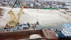 погрузка барж в Сокском карьере