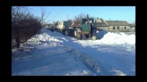 Трактор Т-150К против сугроба снега