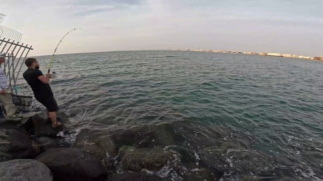 Рыбалка на волноломе возле порта Хайфы. Fishing on the breakwater near the port of Haifa. смотреть онлайн