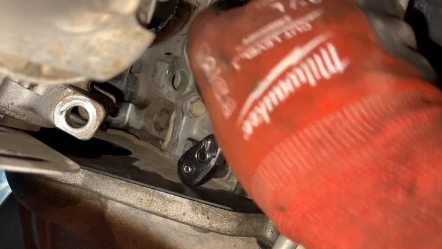 Flywheel & crankshaft holding tool demo & use: How to lock the crankshaft & keep it from moving GM смотреть онлайн