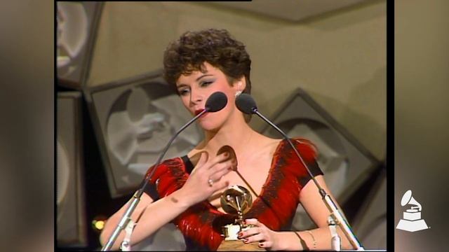 Watch Sheena Easton Charmingly Win The GRAMMY For Best New Artist In 1982 | GRAMMY Rewind смотреть онлайн