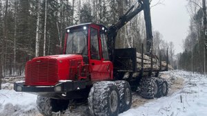 Форвардер Komatsu 865 на выгрузке