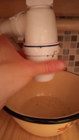 почему не спускает вода , что там ?