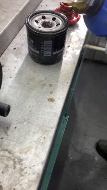 Заливаем скутерное Rowe 5w40 в мазду. смотреть онлайн