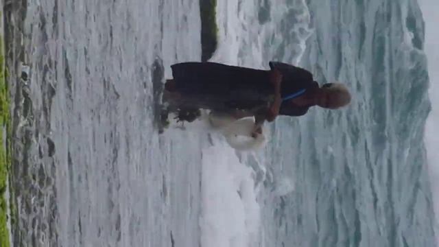 дедушка, который ловил рыбу в жестоких океанских волнах    #ocean #views #oceanlife #grandpa #1k смотреть онлайн