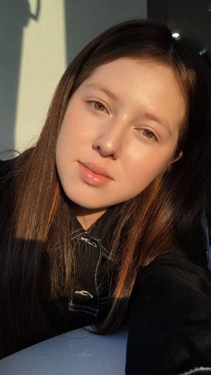Айганат Байгараева исполняет песню на языке Бальзака, Кадрии и Пушкина