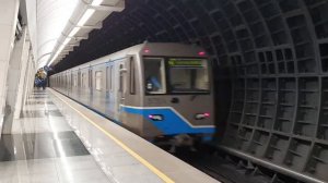 ФУТАЖ 2 Поезд метро уезжает в тоннель FUTAGE 2 Metro train leaves for tunnel