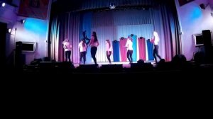 На сцене танцуют девчонки,а зрители в зале. Омутнинск д.к.