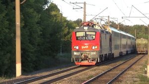 Электровоз ВЛ80С-2716 с грузовым поездом и электровоз ЭП20-004 с пассажирским поездом